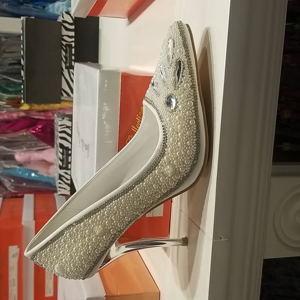Size 11. DRESSY pump.